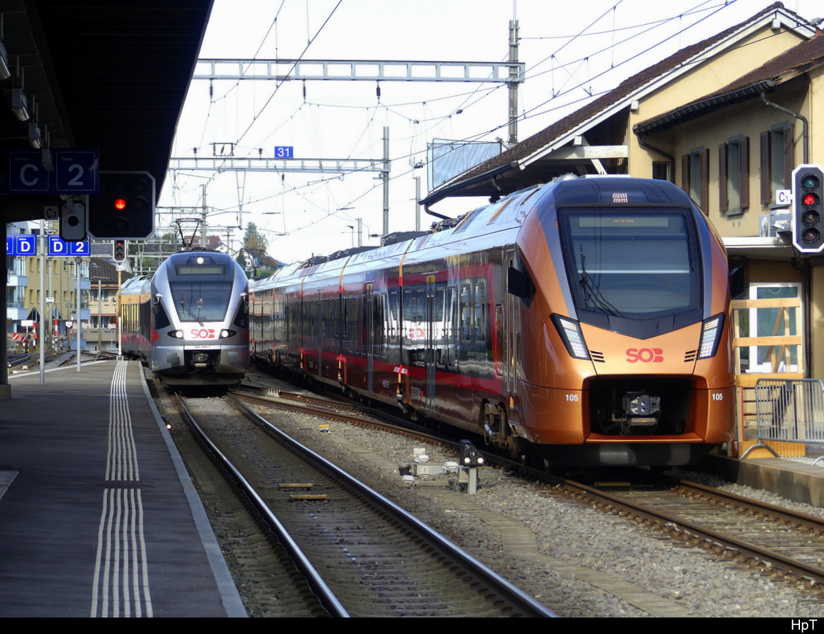 SOB - Triebzüge RABe 526 056 bei der Einfahrt und der RABe 526 105/205 im Bhf. Samstagern am 23.10.2022