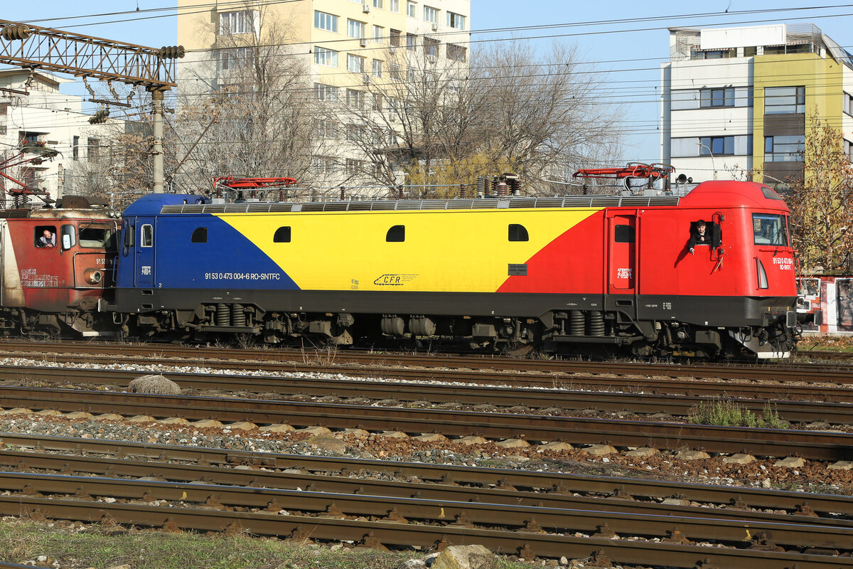 Softronic Phoenix CFR Călători  91-53-0-473 004-6  SNTFC   am 13.12.24 în schönen Nationalfarben bei der Rangierfahrt in Gara de Nord Bukarest.