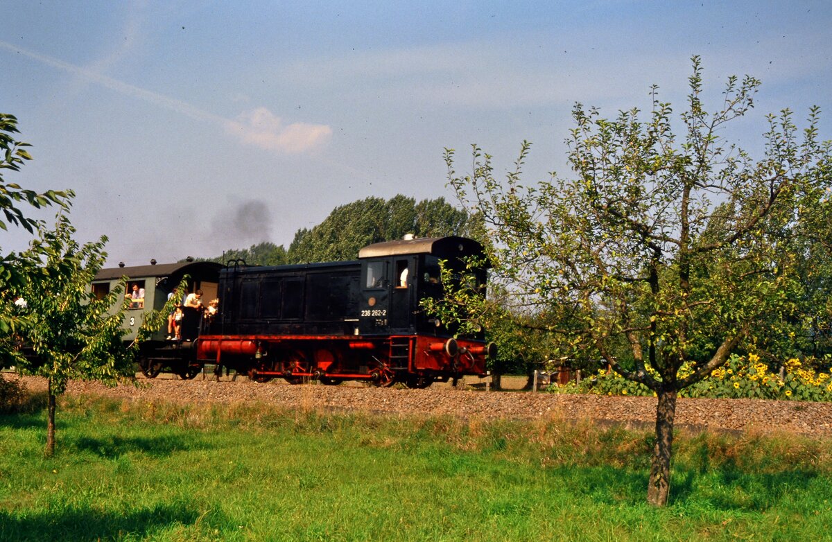 Sonderfahrt auf der DB-Nebenbahn Kirchheim-Weilheim mit Lok 236 262-2 (V 36).
Datum: 22.09.1985