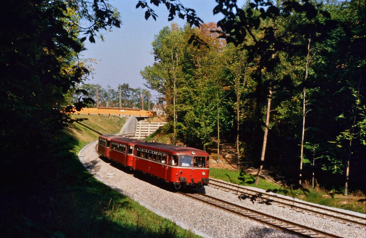 Sonderfahrt eines Uerdinger Schienenbuszugs im Waldstück in der Nähe von Rohr auf der früheren DB-Bahnstrecke Stuttgart-Rohr - Filderstadt. Das Foto entstand am 29.09.1985.