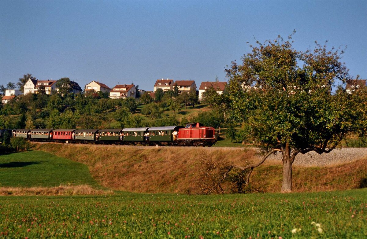 Sonderfahrt mit DB-Diesellok 211 089-8 auf der früheren DB-Nebenbahn Böblingen-Dettenhausen (hier bei Weil im Schönbuch) in einer Zeit, als die Schönbuchbahn  noch eine ländliche Nebenbahnschönheit war.
Datum: 29.09.1985 