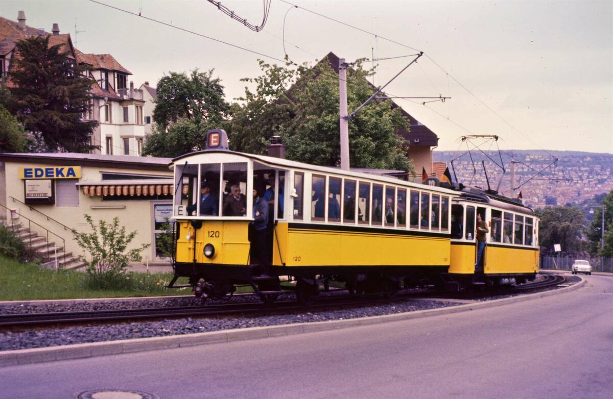 Sonderzug der Stuttgarter Zahnradbahn mit Vorstellwagen 120 und TW 104 unmittelbar vor der Station Haigst.
Datum: 15.09.1984