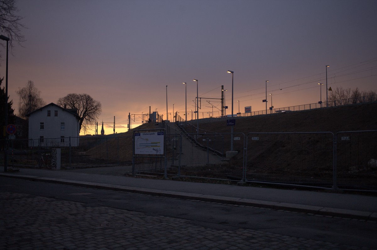 Sonnenaufgang  am Interimshaltepunkt Dresden Pieschen der Linie S1. 21.02.2014 07:19 Uhr.