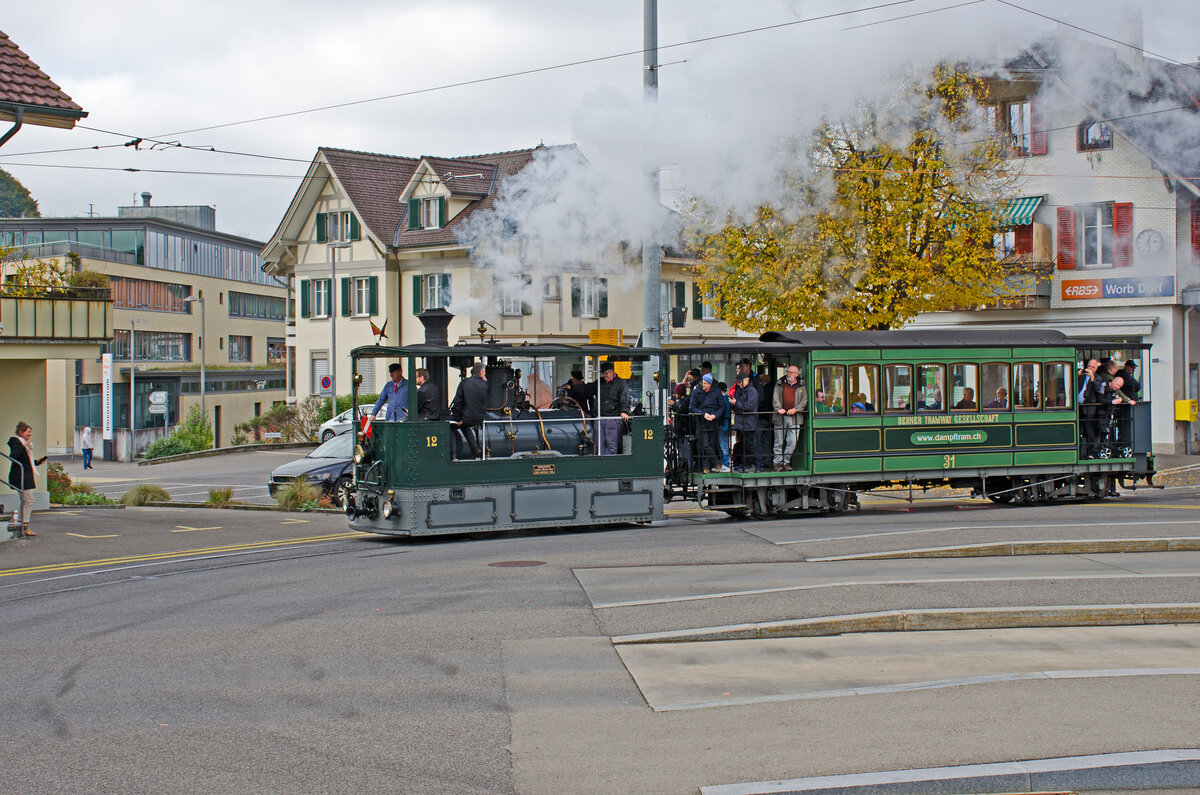 Sonntag den 20.10.2024 um 12:28 Uhr in Worb (BE). Die Berner Tramway Gesellschaft macht heute zusammen mit der Stiftung Bernmobil Historique mit ihrem Dampftram G 3/3 Nr. 12 (SLM Winterthur, Fabriknummer 863, Baujahr 1894) und dem Beiwagen C4 Nr. 31 eine Ausfahrt von Bern nach Worb. Für die Rückfahrt von Worb nach Bern wird in der Wendeschlaufe beim RBS Bahnhof Worb Dorf gewendet. Koordinaten GMS (Grad, Minuten, Sekunden): N 46° 55’ 47.1’’ O 7° 33’ 47.8’’