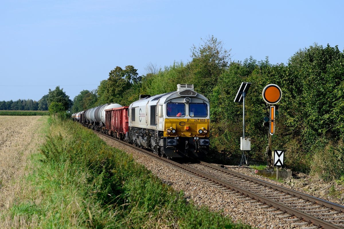 Sonntags verkehrt am Vormittag planmäßig ein gemischter Güterzug von München Nord Rangierbahnhof nach Mühldorf. Der 56701, geführt von 247 059, konnte am 07. September 2014 zwischen Hörlkofen und Walpertskirchen aufgenommen werden.