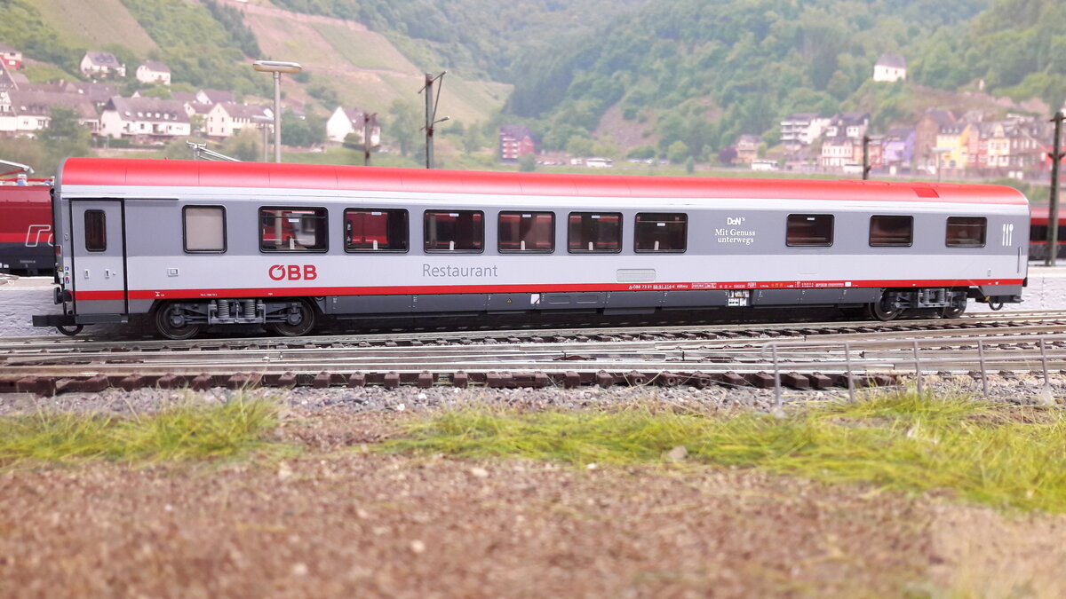 Speisewagen der ÖBB  WRmz in der aktuellen Upgrade Lackierung und der Aufschrift DoN´s ...es gibt ihn auch nochmal mit Aufschrift Harry´s,....   rechte Seite, Modell ACME 52565