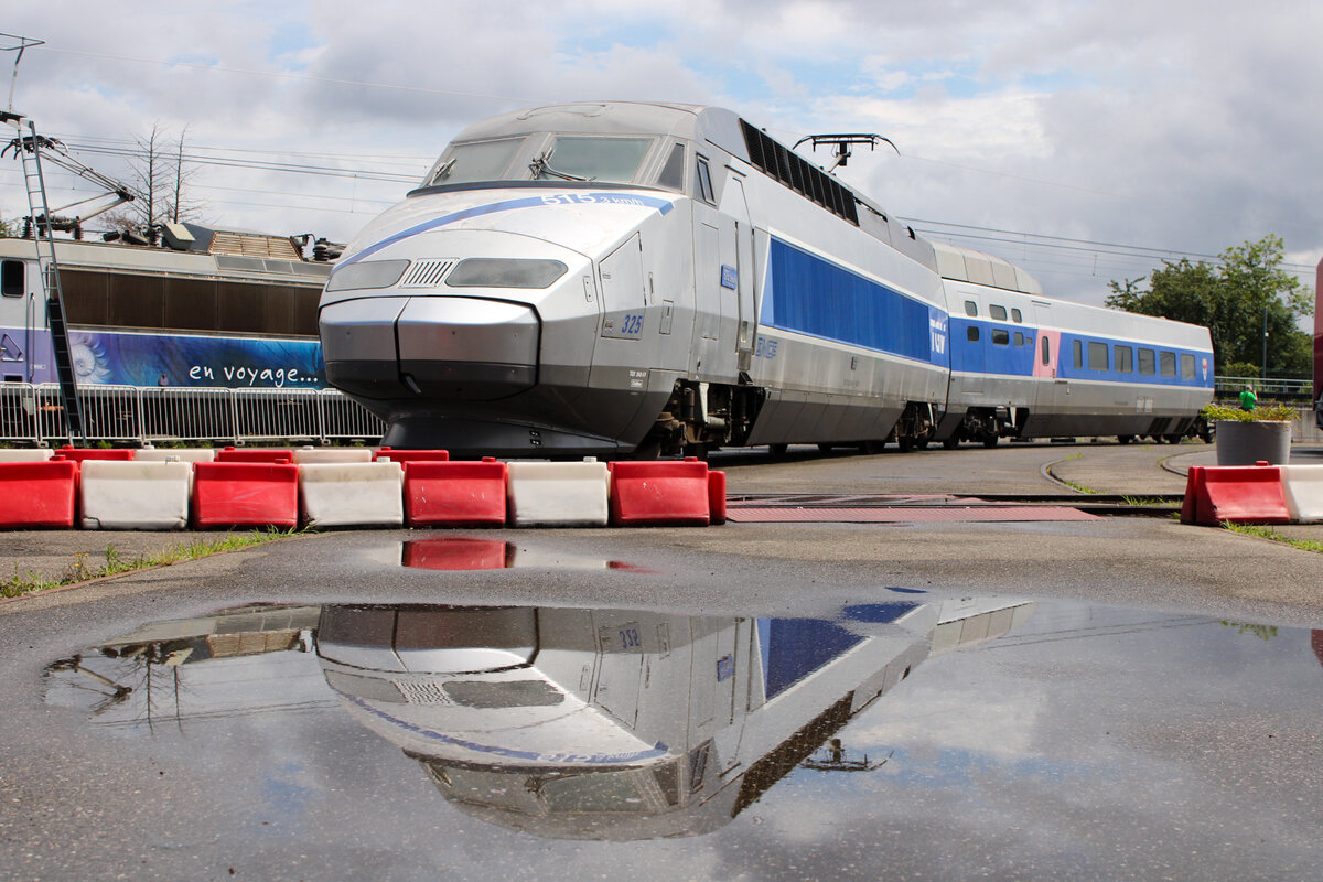 Spieglein,Spieglein... TGV Triebkopf 24049 im Cité du Train in Mulhouse am 10. Juli 2024. 