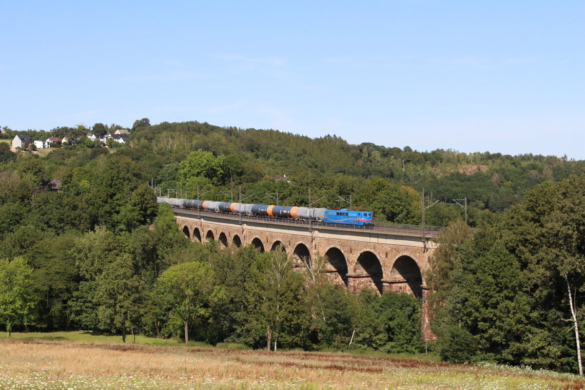 SRI RailInvest/Flex 151 170 zieht ihren Kesselzug über die Bankrottmeile und den Steinaer Viadukt bei Steina Richtung Waldheim weiter nach Hof über Zwickau. Am Zugschluss 223 011 von BRLL/Flex.
Festgehalten am 29.07.2024 15:08 Uhr