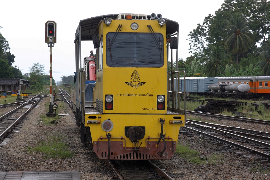 SRT รบน.042, ein Oberbauwagen der Type DHW-400 am 06.Jäner 2023 in Hat Yai Junction.