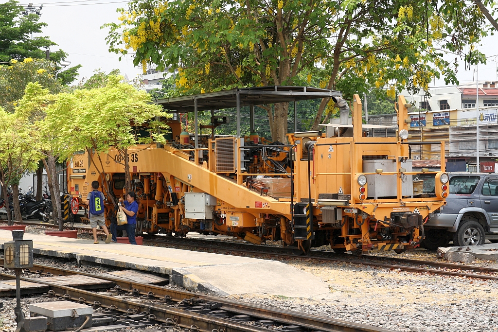 SRT อน.26 (อน.=TM./Tamping Machine) eine Gleisstopfmaschine (Hersteller: Plasser & Theurer, Type 08-16 3S, Baujahr: 2017, Fab.Nr.: 6613) am 26.März 2024 in der Ayutthaya Station.