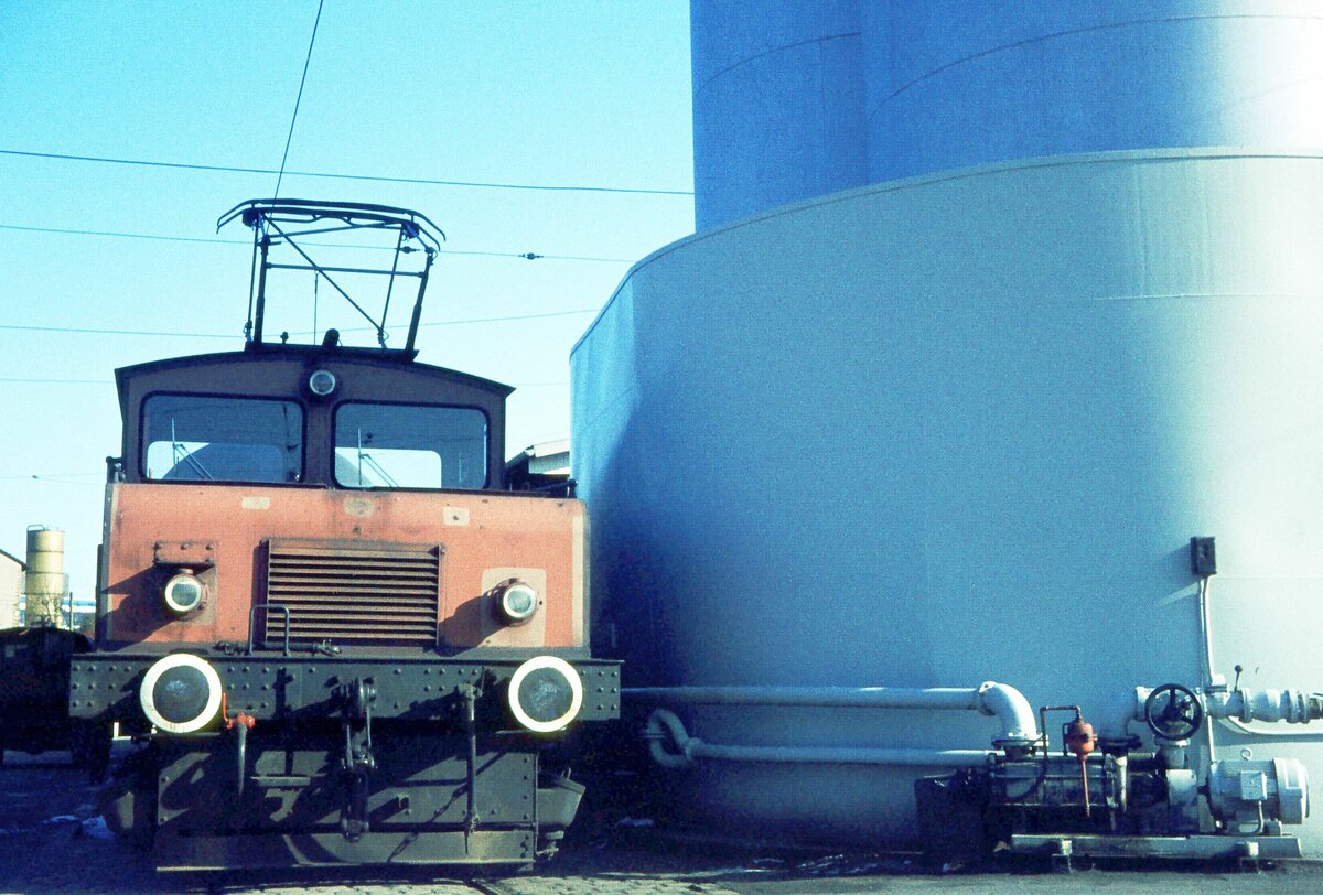 SSB Filderbahn Bf. S-Möhringen 1975 SSB-Ellok Nr. 2 (die einzige Schwester der Lok 1; Trelenberg/AEG 1924; mit Lok 1 auf der Filderbahn bis 1978 im Einsatz, dann im DSM Hannover und(nur Lok 2) seit 2007 wieder in Stuttgart.Wird derzeit im Straßenbahn-Museum von SHB (Stuttgarter Historische Straßenbahnen e.V.) in S-Bad Cannstatt intensiv aufgearbeitet.  