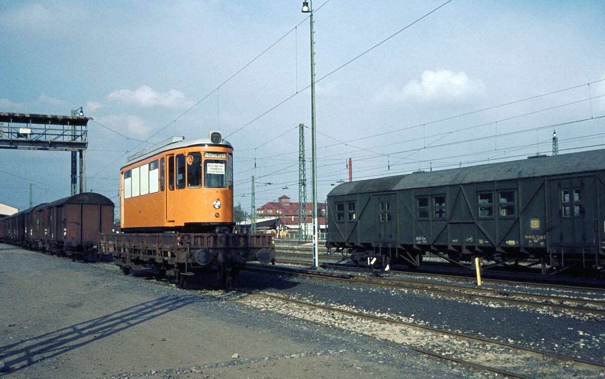 SSB Filderbahn G-Wagen mit SSB T2 ex 823, umgebaut zum Schleifwagen 2003, im Bf. Vaihingen, jetzt auf DB-Gleis für die Reise nach Hannover zur Endmontage Schleiftechnik 17-04-1974 