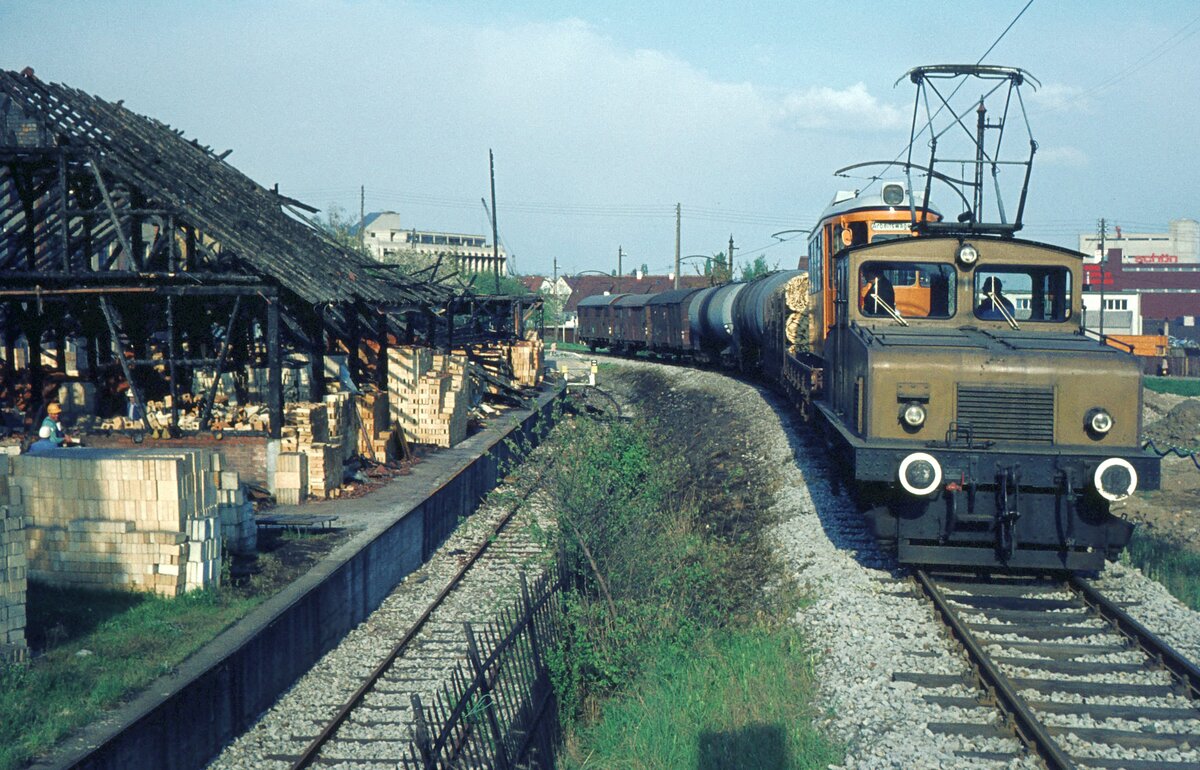 SSB Filderbahn G-Zug mit Lok Nr.1 auf Verbind.gleis zum DB-Bf. S-Vaihingen mit AW 2003 (ex 823)auf G-Wagen zur Reise nach Hannover zum Einbau der Schleifwagen-Technik 17-04-1974_Lok 1 Bj. 1922 Trelenberg/AEG bis 1977 tgl. Einsatz bei SSB, seit 1981 beim DSM Hvr bis heute.

