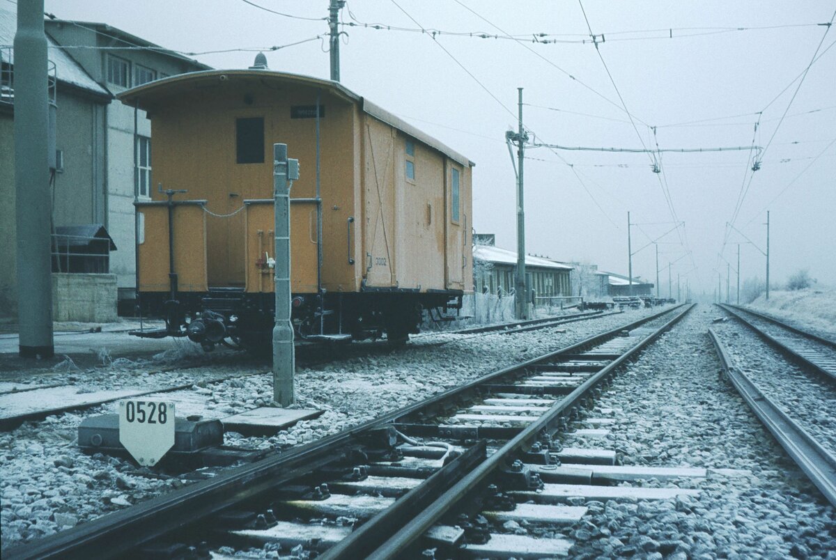 SSb Filderbahn Hilfsgerätewagen 3002 neben der Halle Degerloch an der  Filderbahnstrecke nach Möhringen im morgendlichen Raureif am 31-12-1973