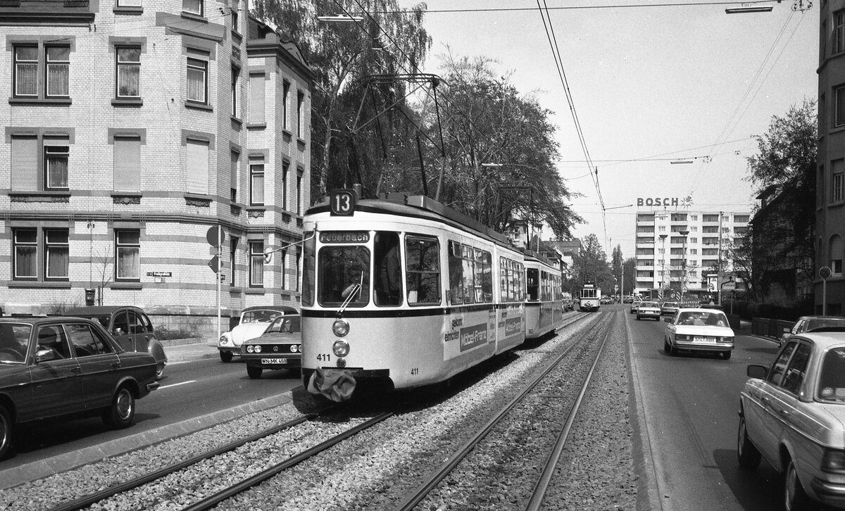 SSB Stuttgart__50 Jahre Straßenbahn (Linien 1/11) nach Fellbach 05.05.1929/05.05.1979. Tw 418 [ME 1925] mit Bw 1241 folgt dem GT4-[411+562]-Linienzug der Linie 13 vom Augsburger Platz kommend.