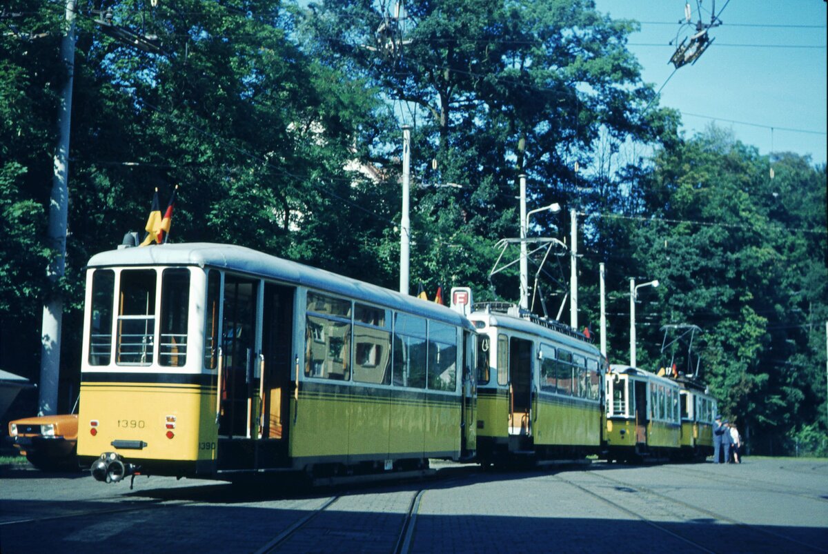 SSB Stuttgart__50 Jahre Straßenbahn nach Rohr wurde im August 1978 gefeiert, auch wenn die Verlängerung von S-Vaihingen nach Rohr erst im Oktober 1928 in Betrieb ging. Die Jubiläumszüge nehmen Aufstellung vor dem Depot 'Heidenklinge'/'Vogelrain'__19-08-1978