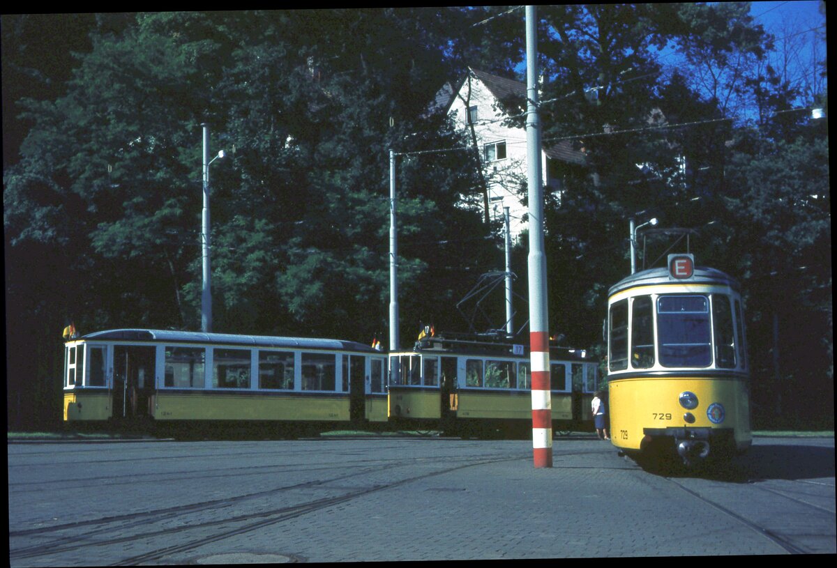 SSB Stuttgart__50 Jahre Straßenbahn nach Rohr wurde im August 1978 gefeiert, auch wenn die Verlängerung von S-Vaihingen nach Rohr erst im Oktober 1928 in Betrieb ging. Tw 418 [ME 1925] mit Bw 1241 in Heslach vor dem Depot 'Heidenklinge'/'Vogelrain'__19-08-1978