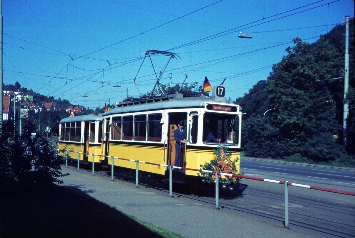 SSB Stuttgart__50 Jahre Straßenbahn nach Rohr wurde im August 1978 gefeiert, auch wenn die Verlängerung von S-Vaihingen nach Rohr erst im Oktober 1928 in Betrieb ging und die Linie 17 eigentlich nur (zeitweise) bis Vaihingen verkehrte. GS 851 [Uerdingen 1939] mit Bw 1390 [Fuchs HD,1950] in Heslach (Heidenklinge).__19-08-1978