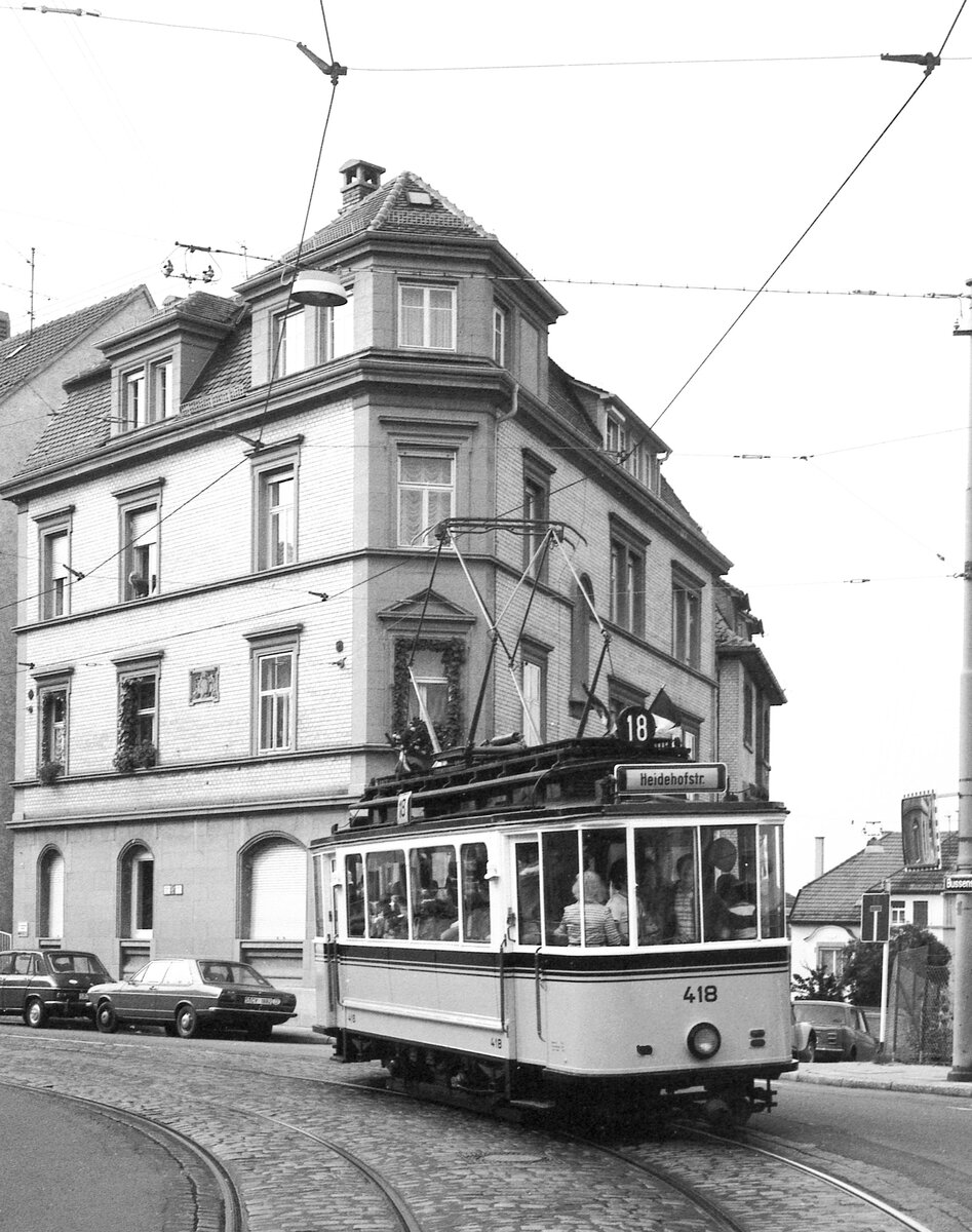SSB Stuttgart__Abschiedsfahrt für die Linie 8 mit Tw 418 [ME/AEG 1925; 1960-68 Rangier-Tw 2529; 1977 vom SMS als Museumswagen hergerichtet] als historische Linie 18 zwischen Haltestelle 'Heidehofstraße' und Ostendplatz auf dem Rest-Streckenteil der Linie 8 (zeitweise bis 1969 auch L.18) vom Vogelsang nach Ostheim. Zum 1.10.1978 eingestellt. Tw 418 biegt aus der Aspergstr. ein in die Bussenstr.__12-08-1978