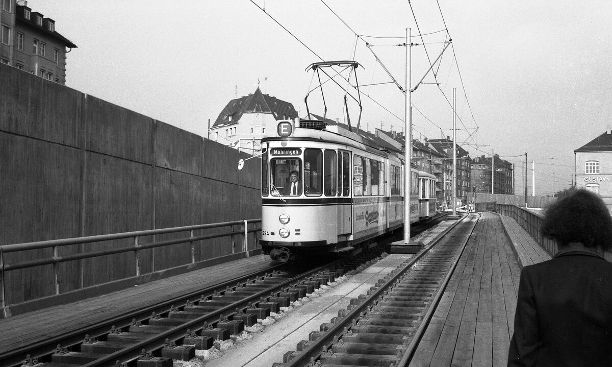 SSB Stuttgart__Am Hbf fuhr man schon unterirdisch, aber der Tunnel in der Heilbronner Str. war noch nicht fertig. Also ging es über die Rampe entlang dem Güterbhf. DoT4 924 mit  Schiffle  als E-Wagen nach Möhringen.__06-11-1976 