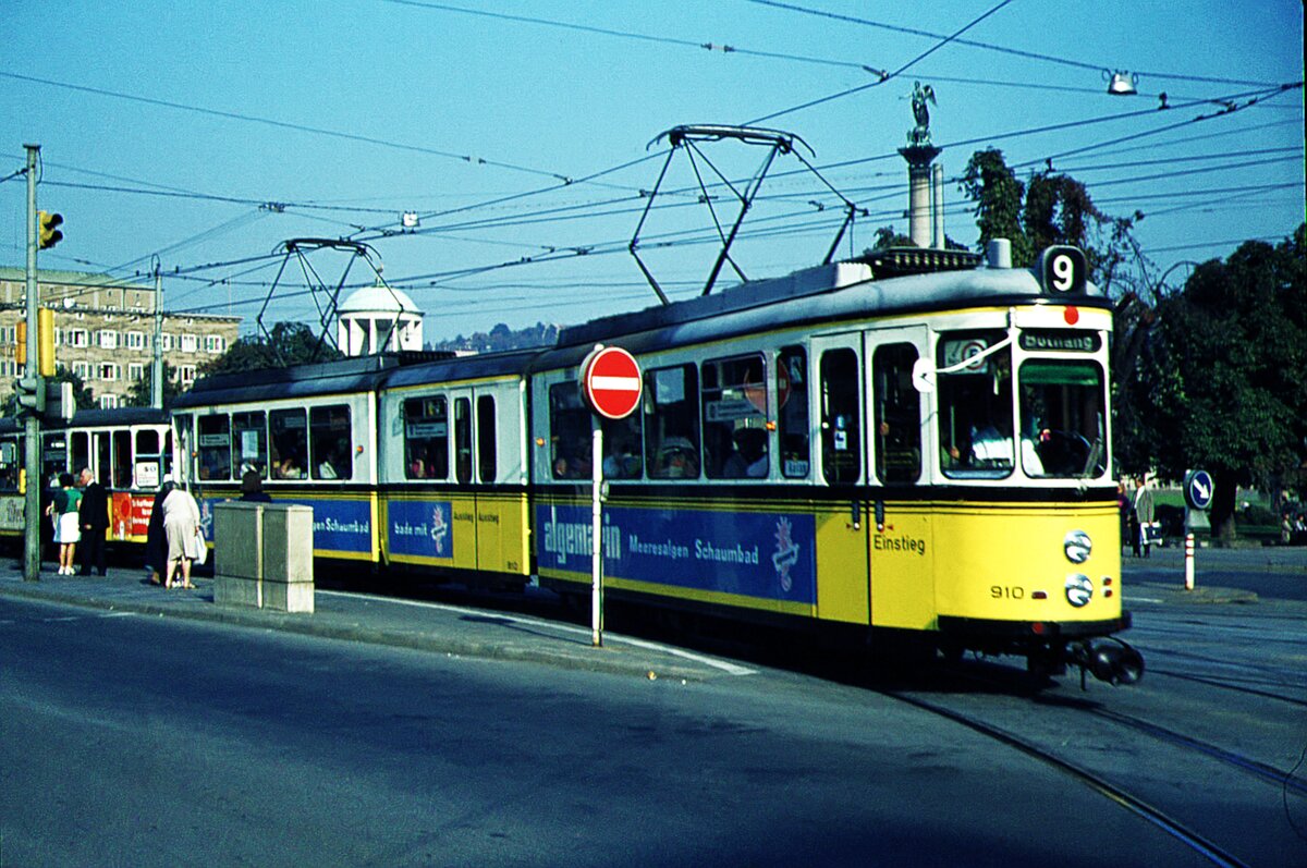 SSB Stuttgart__DoT4 910 auf Linie 9 am Schloßplatz.__09-1971