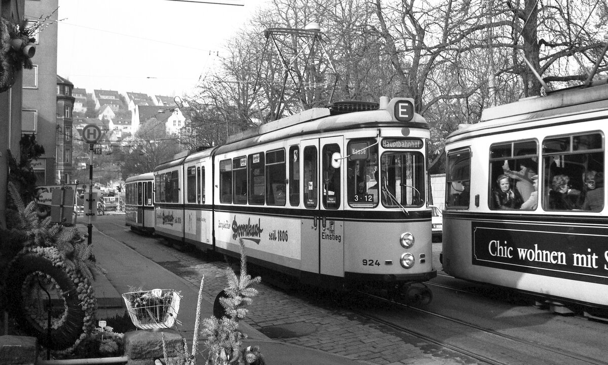 SSB Stuttgart__DoT4 923 mit B2 ( Schiffle ) als E-Wagen vom Hbf. kommend fährt durch die Friedhofstr. in Richtung Löwentor.__06-11-1976 