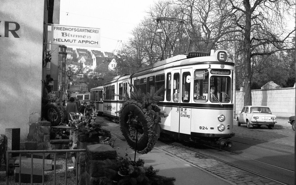 SSB Stuttgart__DoT4 923 mit B2 ( Schiffle ) als E-Wagen vom Hbf. kommend fährt durch die Friedhofstr. in Richtung Löwentor.__06-11-1976 