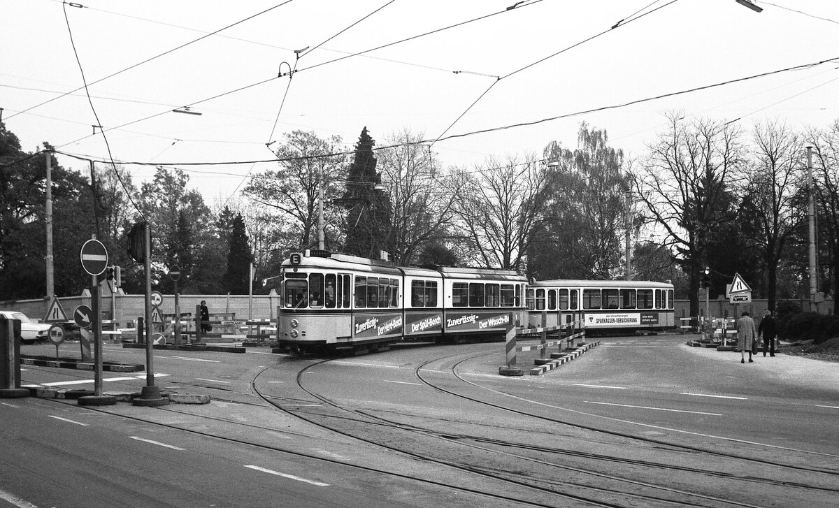 SSB Stuttgart__DoT4 923 mit B2 ( Schiffle ) als E-Wagen biegt beim Pragfriedhof aus der Friedhofstr. in die Heilbronner Str. ein.__06-11-1976 