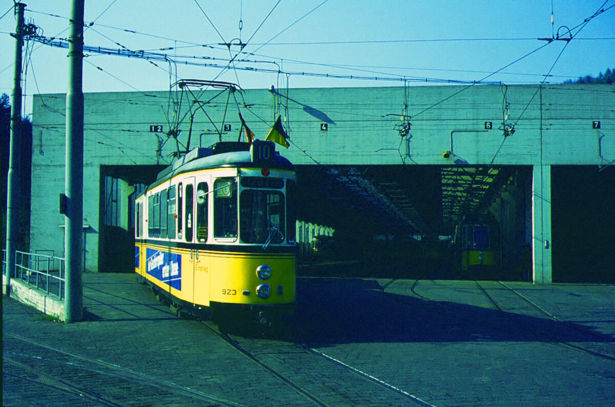 SSB Stuttgart__DoT4 923 mit Bw 1604 auf Linie 10 rückt rückwärts ein in die Halle Vogelrain. __08-04-1974