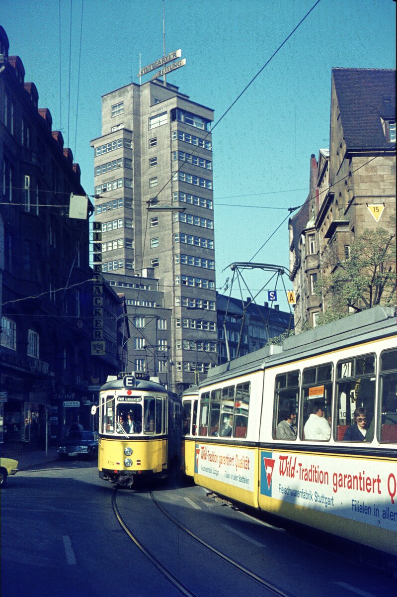 SSB Stuttgart__DoT4 930 als E-Wagen im Frühverkehr nach Bad Cannstatt, in Begegnung mit GT4 auf Linie 21, in der Eberhardstr., hinten der Tagblattturm (erstes Hochhaus Stuttgarts) von 1928.__04-1971 