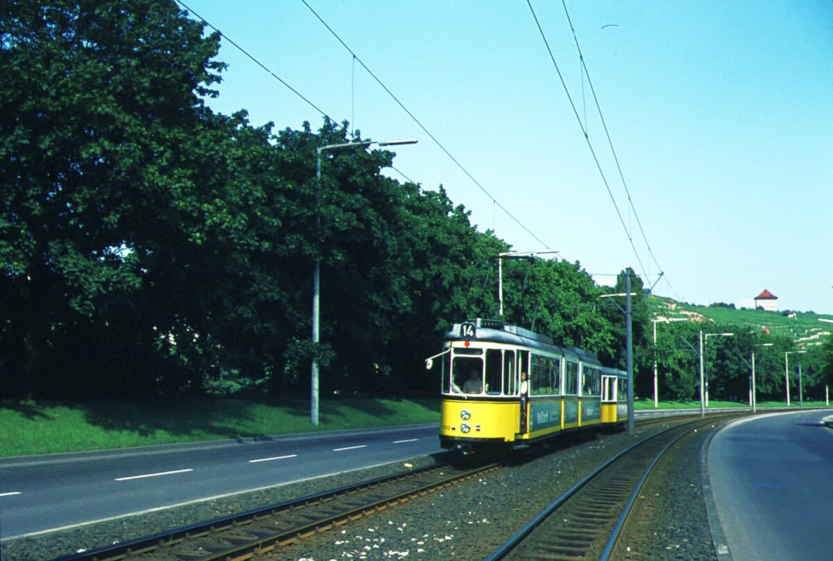 SSB Stuttgart__DoT4 933 auf Linie 14 in der Neckartalstr. in S-Münster nach Mühlhausen.__07-1974