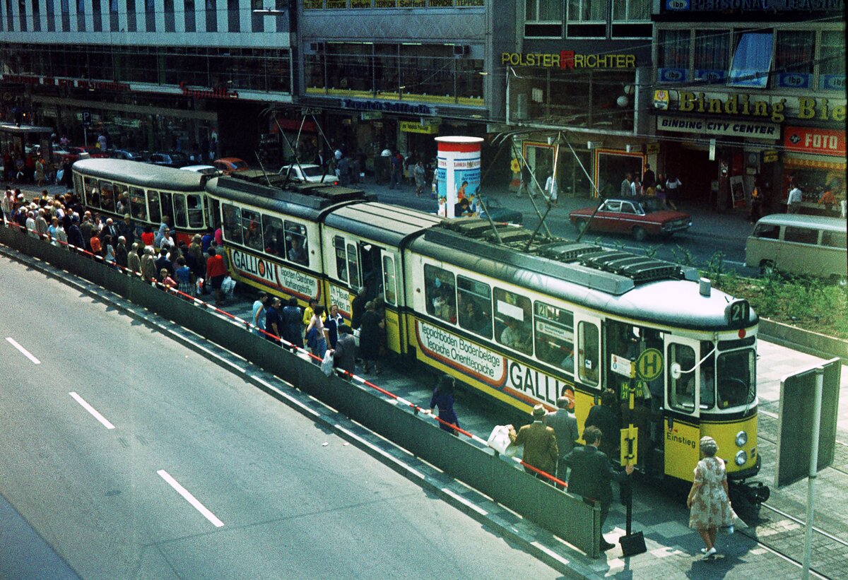 SSB Stuttgart__DoT4 auf Linie 21 zum Leipziger Platz an der Haltestelle 'Rotebühlplatz'.__30-07-1973