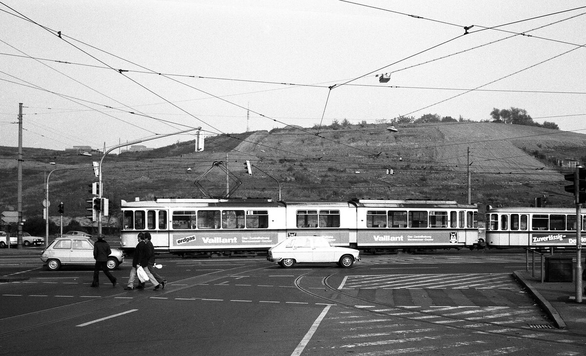 SSB Stuttgart__DoT4 mit B2 ( Schiffle ) als E-Wagen fährt am Pragsattel in Richtung Feuerbach.__06-11-1976 