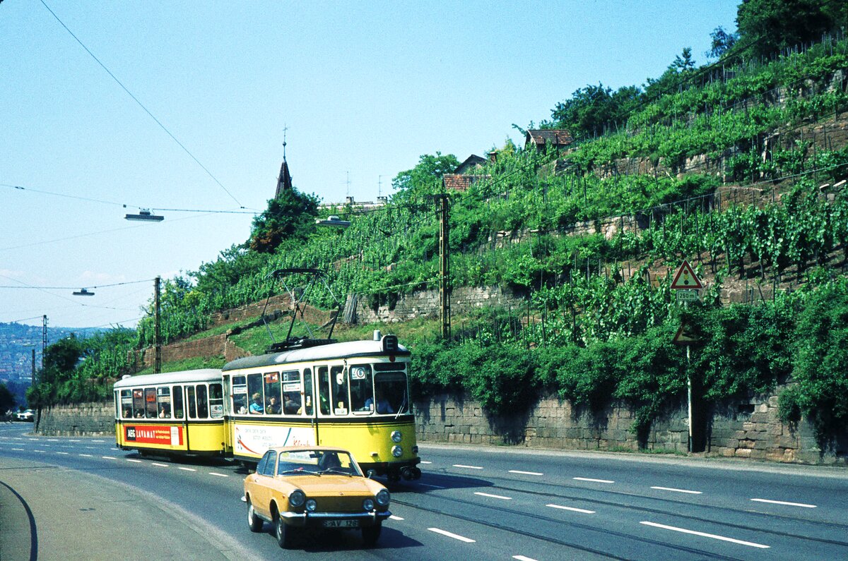 SSB Stuttgart__E-Wagen__ Blödes Auto !  sagte ich damals.  Zeittypisches Ergänzungs-Detail  denke ich heute. Tw 762 mit B2 fahren als E-Wagen die Neue Weinsteige hinauf. (In Fahrtrichtung gesehen) links die Weinberge, rechts das einmalige Panorama über Stuttgart-Süd, zum Hasenberg und zur Alten Weinsteige hinüber.__06-1974