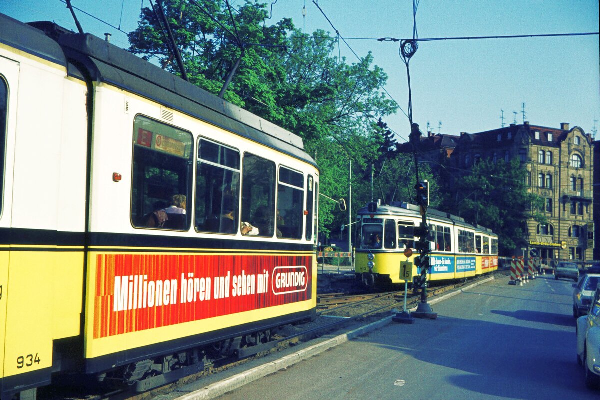 SSB Stuttgart__E-Wagen__DoT4 934 als  halber  E-Wagen beim Mineralbad Berg im Begegnungsverkehr  mit GT4-Zug auf Linie 1.__13-05-1975