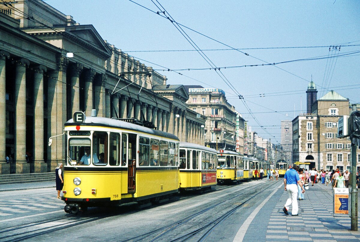 SSB Stuttgart__E-Wagen__Gleich zwei T2+B2 E-Wagen-Züge hintereinander am Schloßplatz. Vorneweg Tw 758 mit Bw nach Degerloch.__02-1978