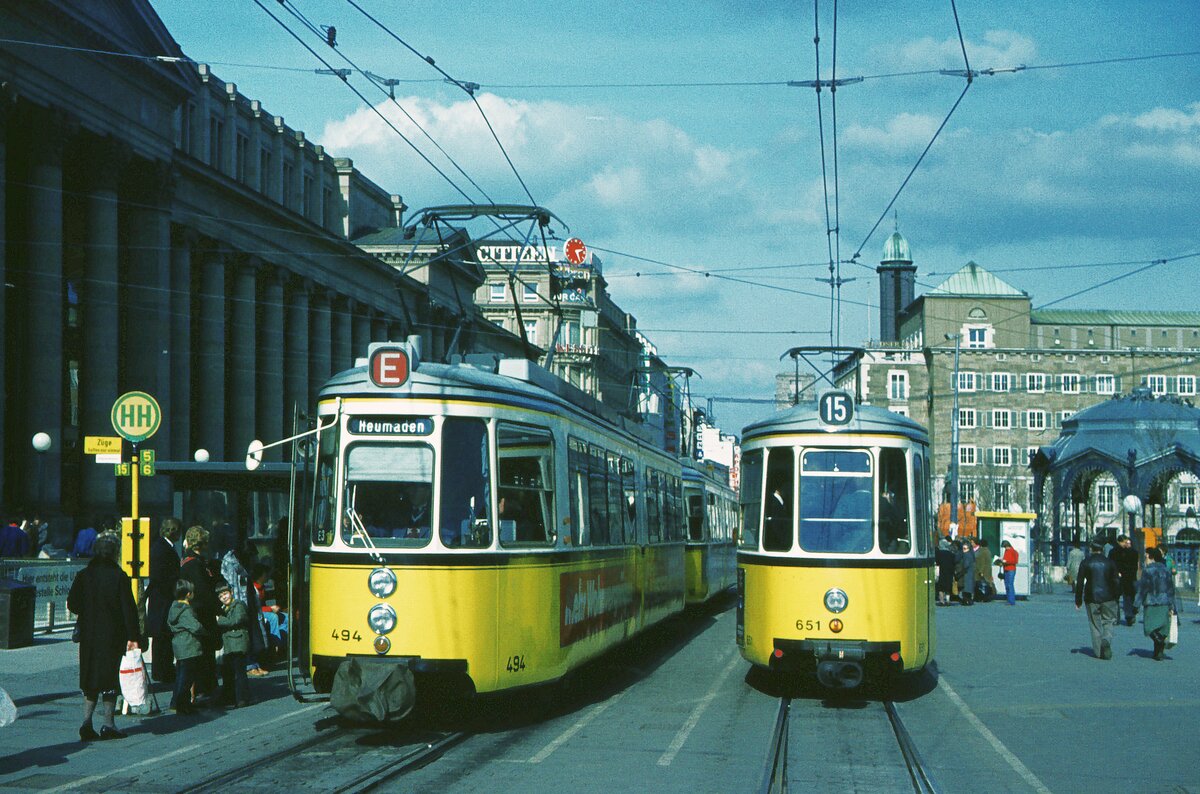 SSB Stuttgart__E-Wagen__GT4 494+BTw als E-Wagen nach Heumaden am Schloßplatz. Daneben GT4 651 als BTw auf Linie 15.__02-1978