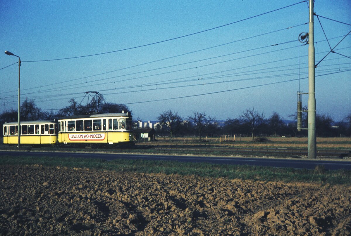 SSB Stuttgart__E-Wagen__T2 751 + B2 1543 als E-Wagen am frühen Morgen bei Sonnenberg Richtung Degerloch unterwegs.__02-04-1976