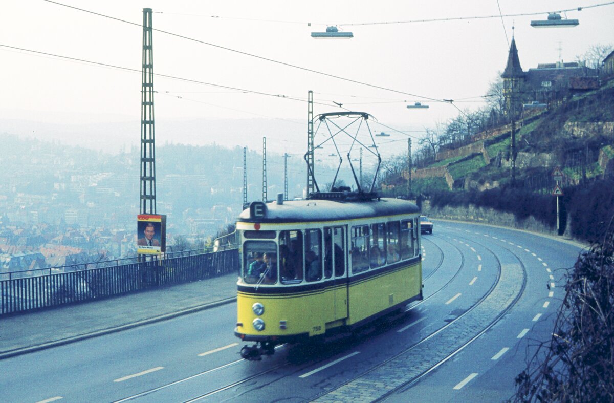 SSB Stuttgart__E-Wagen__Tw 758 als Solist auf der Neuen Weinsteige unterh. Haltestelle Altenbergstaffel.__03-04-1976