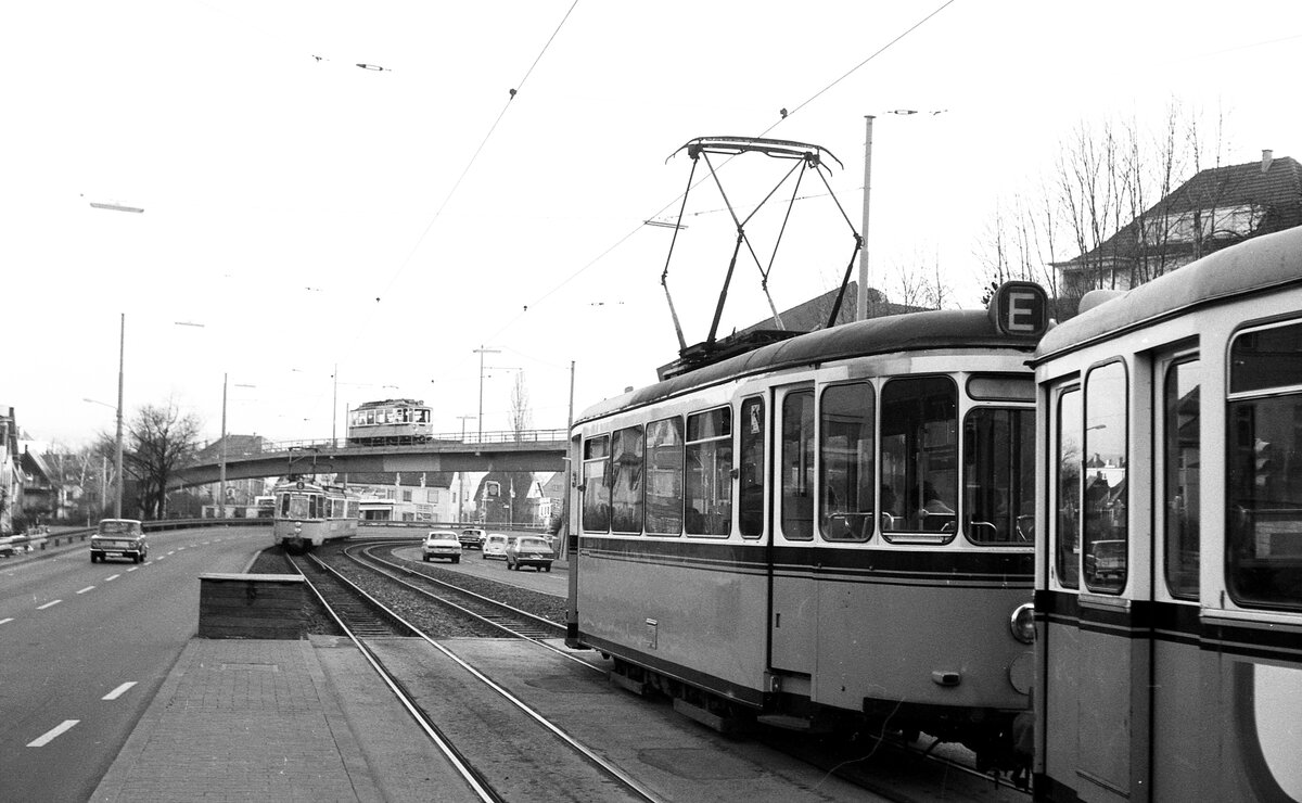 SSB Stuttgart__E-Wagen__Tw 758 mit B2 als E-Wagen stadteinwärts in der Haltestelle 'Karl-Pfaff Str.' auf der Oberen Weinsteige. Entgegen kommt ein Zug der Linie 6, obendrüber die Zahnradbahn.__03-1976 