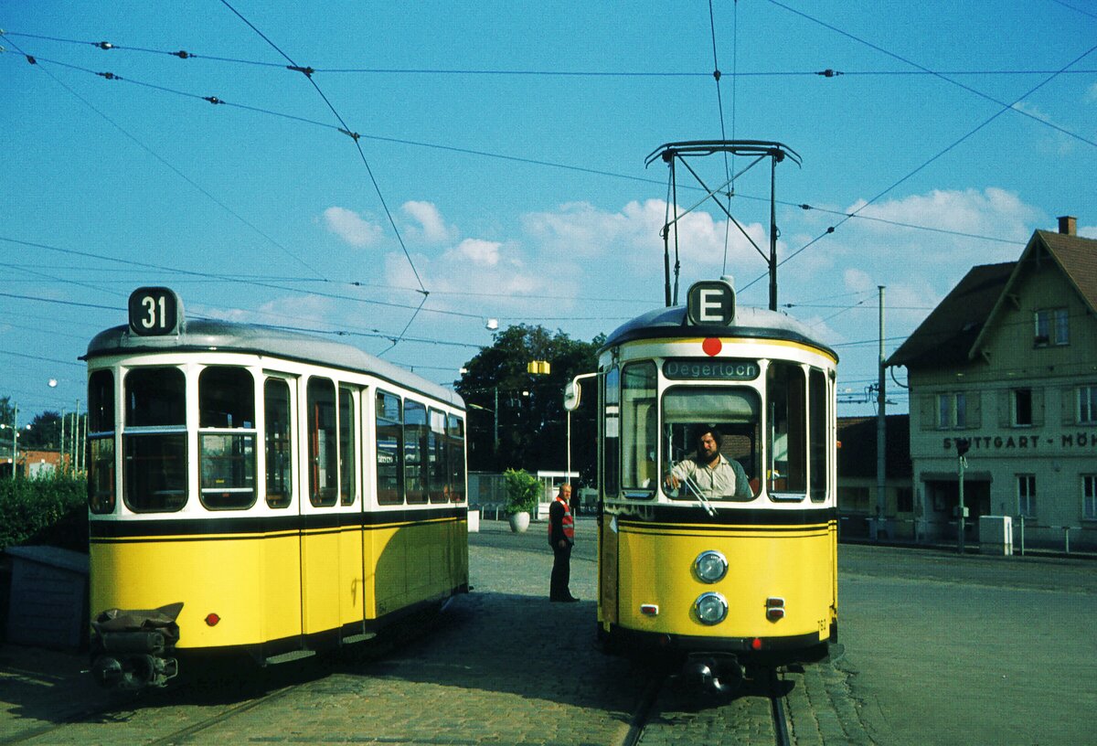 SSB Stuttgart__E-Wagen__Tw 762 als Rangier-Tw in der Wendeschleife am Bf S-Möhringen. Er wird sich dann aus der Schleife heraus rückwärts an den Bw 1543 der Linie 31 heranmachen um ihn zum Betriebshof nach Degerloch zu ziehen.__10-09-1975