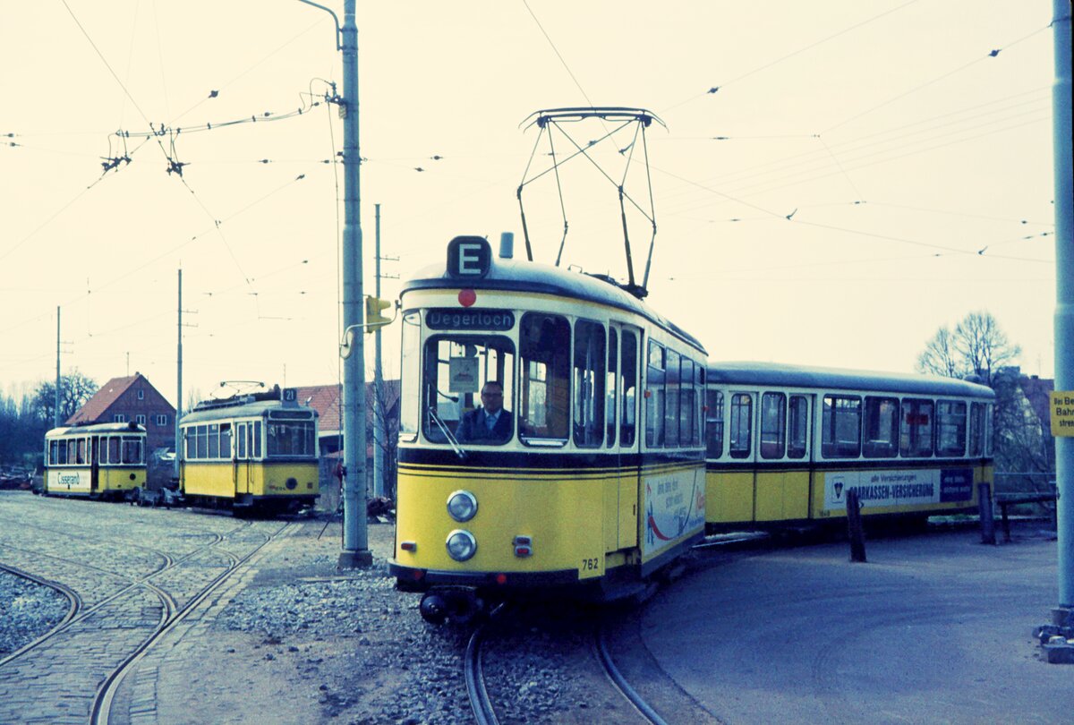 SSB Stuttgart__E-Wagen_Tw 762 mit B2 als E-Wagen verläßt die Wendeschleife am Bf S-Möhringen nach Degerloch zum Einrücken. Im Hintergrund auf den  Schrottgleisen  : GS 854 und T2. __19-04-1975 