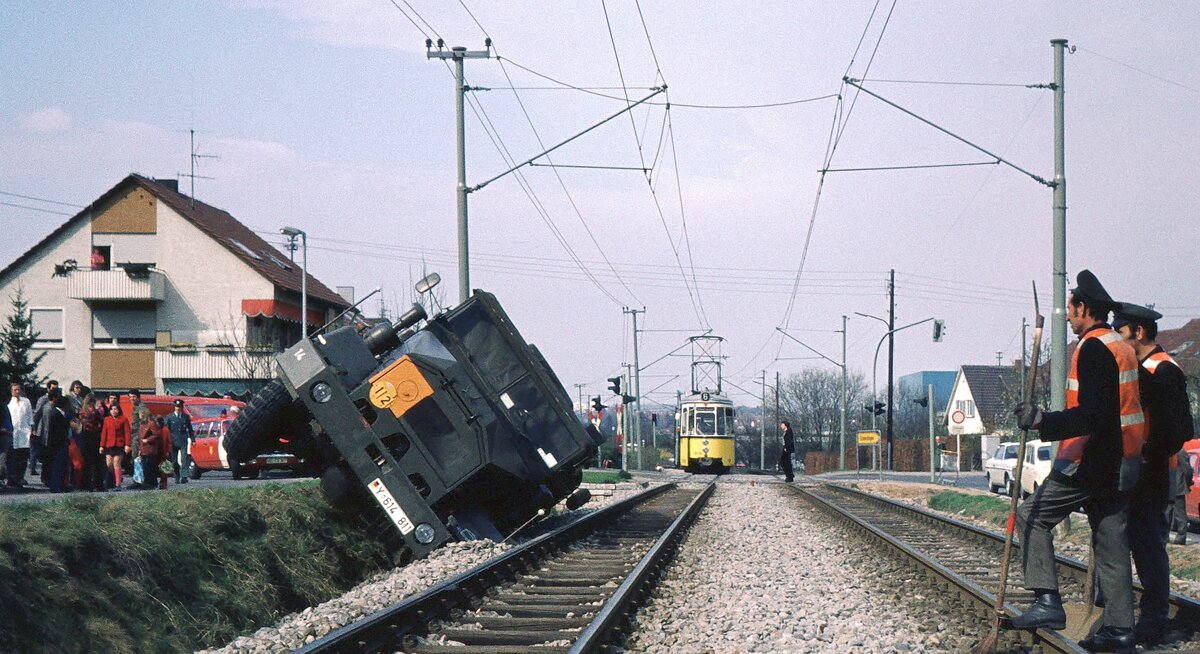 SSB Stuttgarter Straßenbahnen__Hier der Verursacher : ein Tanklaster der Bundeswehr, der -warum auch immer- in Unteraichen im Graben neben dem Gleis der Linie 6 von Echterdingen gelandet war.__29-03-1974