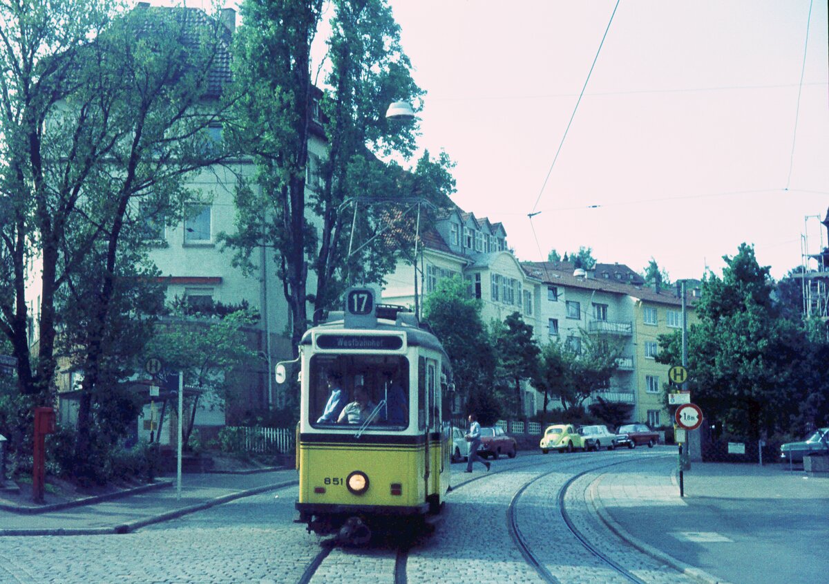 SSB Stuttgart__GS-Tw 851 auf Sonderfahrt, vom Killesberg kommend auf Talfahrt in der Birkenwaldstraße.__05-05-1973