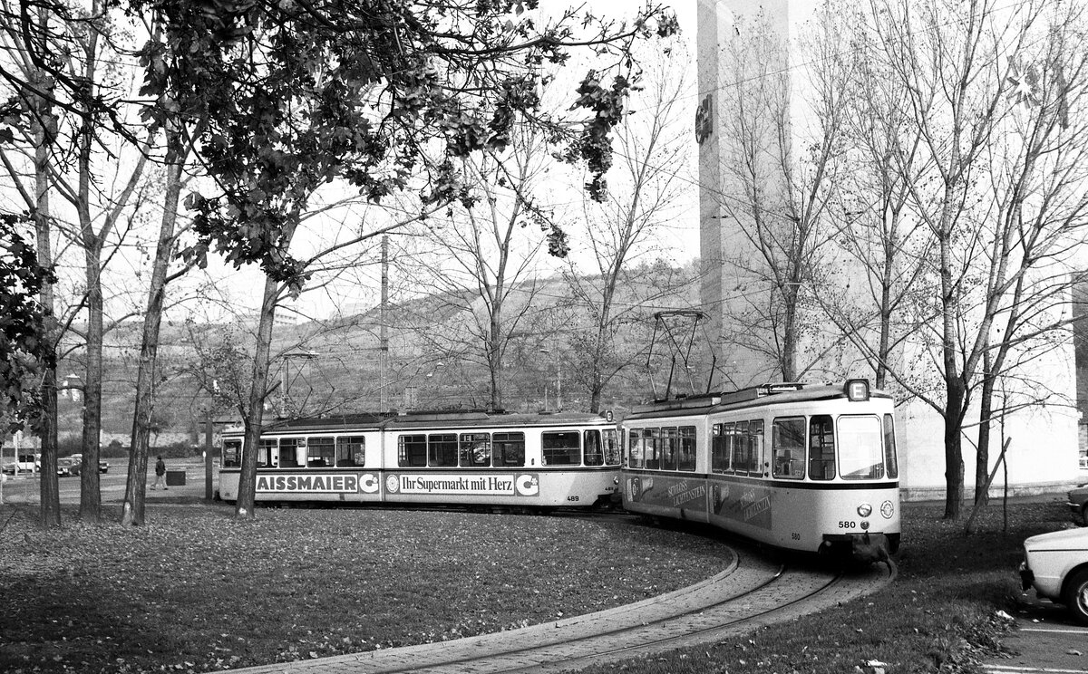 SSB Stuttgart__GT4 E-Wagen-Zug zum Hauptbhf. mit Tw 489 + 580, Samstag mittags in der Schleife 'Pragsattel'.__06-11-1976 