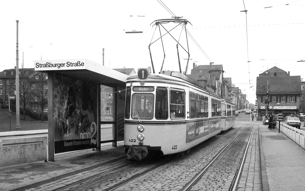 SSB Stuttgart__Liniennummern auf fremden Strecken. Linie 1 mit GT4 Nr.422 am Kelterplatz in Zuffenhausen fährt gleich in die Wendeschleife und zurück nach Rohr.__12-02-1977