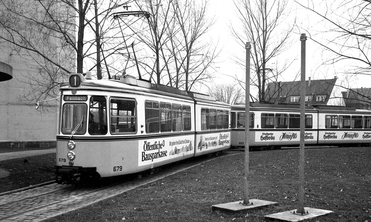 SSB Stuttgart__Liniennummern auf fremden Strecken. GT4-Zug mit 679 und 669 auf Linie 1 in der seltenst befahrenen Wendeschleife 'Pragsattel'. Grund war der Anschluß der neuen König-Karls-Brücke über den Neckar beim Cannstatter Wasen. Die betroffenen Linien hatten für ein Wochenende geänderte Streckenführungen.__12-02-1977   