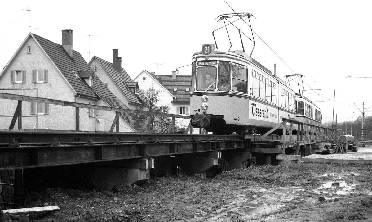 SSB Stuttgart__Liniennummern auf fremden Strecken. GT4 449 mit BTw auf Linie 21 in der Neckartalstr. fahren sogar bis Westbahnhof.__12-02-1977