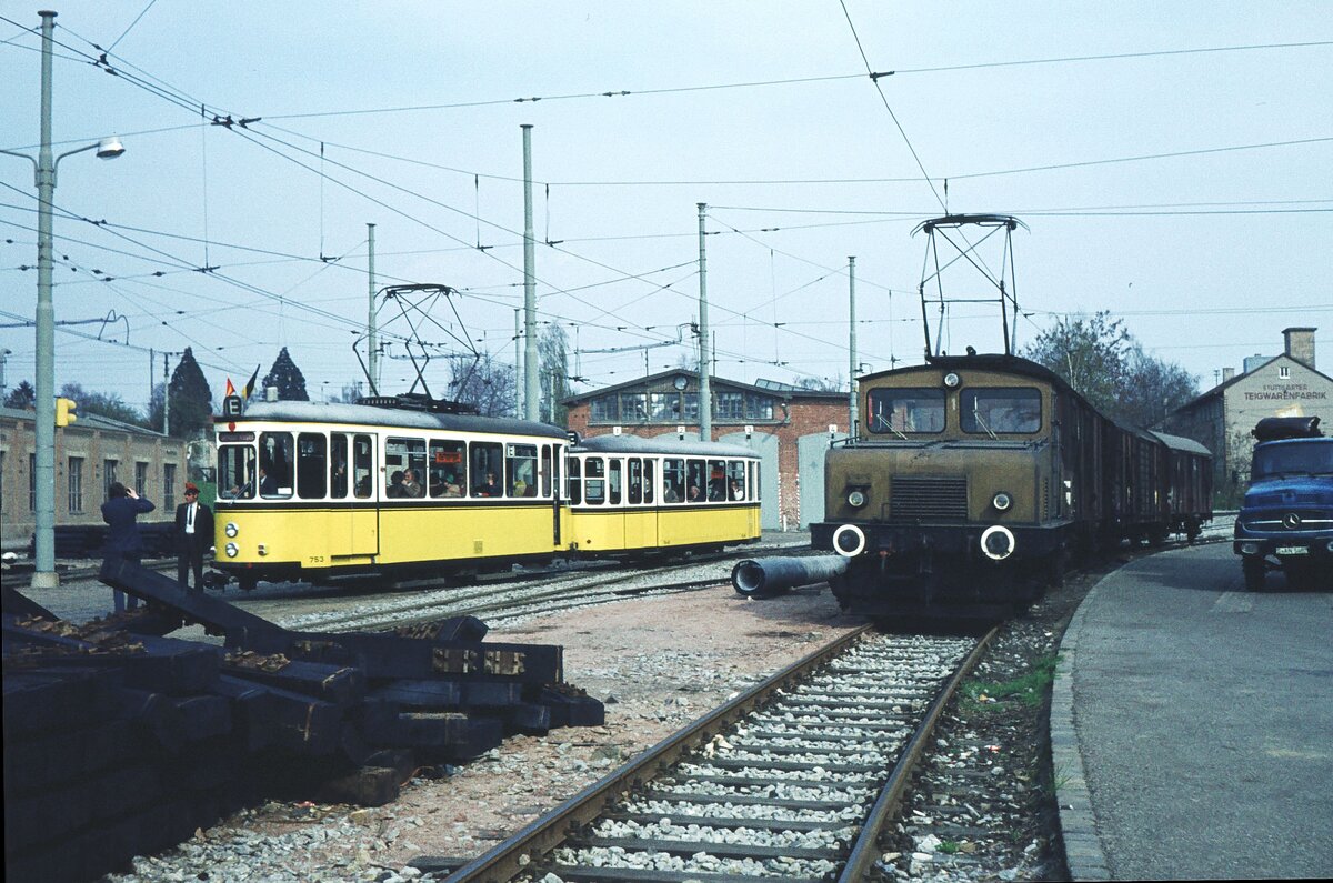 SSB Stuttgart__Rundfahrt der 'Verkehsfreunde Stuttgart e.V.' Degerloch-Möhringen-Plieningen-Ostheim-Killesberg-Westbhf. Tw 753 + Bw von Plieningen kommend machen kurzen Fotohalt im Bf S-Möhringen. Der rot bemützte Fahrdienstleiter wird fotografiert. Noch gilt hier die EBO, insbesondere für die Vollspur-Güterzüge der SSB mit Lok 1.__30-03-1974