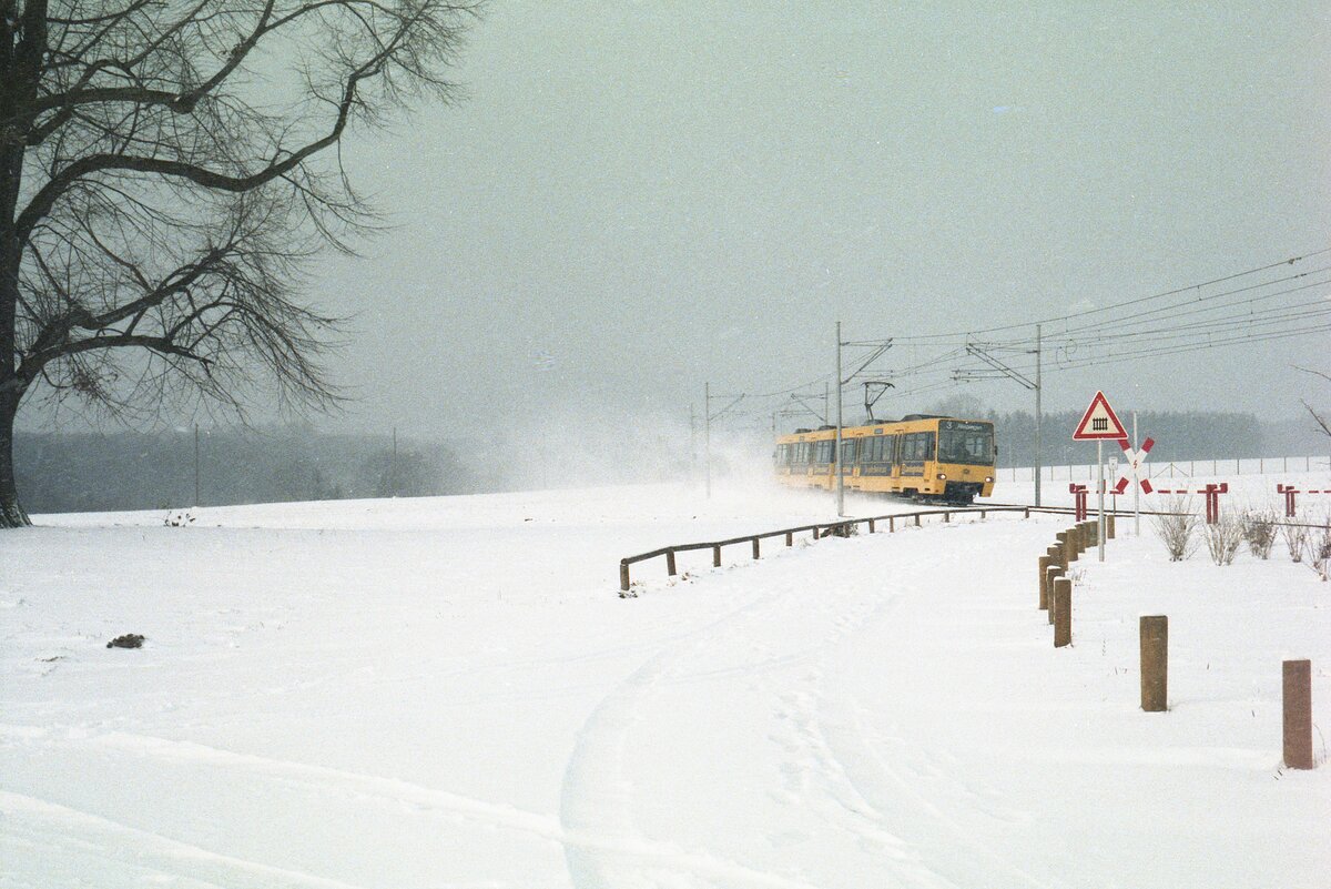 SSB Stuttgart__S-DT8-Zug auf Linie 3 bei (der früheren Ausweiche)'Beiberg' nach Plieningen.__12-1986